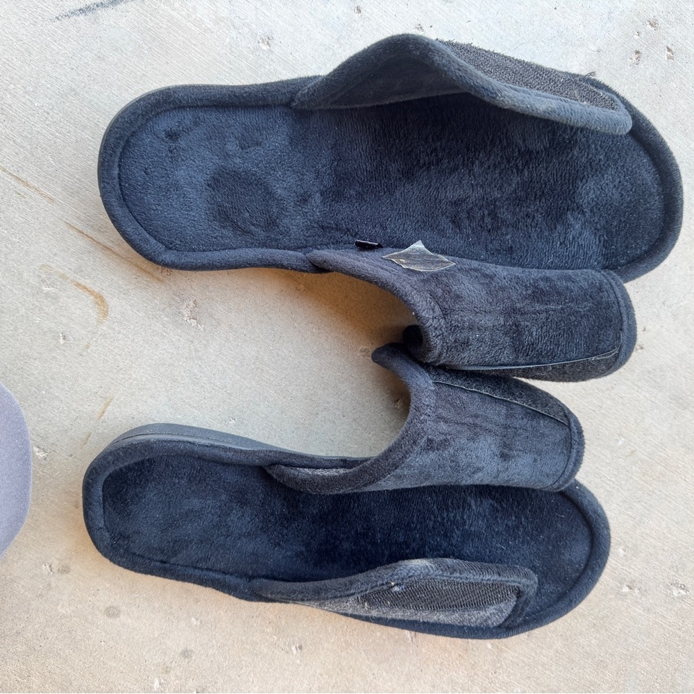 Men's NEW Black Charcoal Gray Velcro Closure Adjustable Width Slippers M 9-10 - Picture 6 of 7